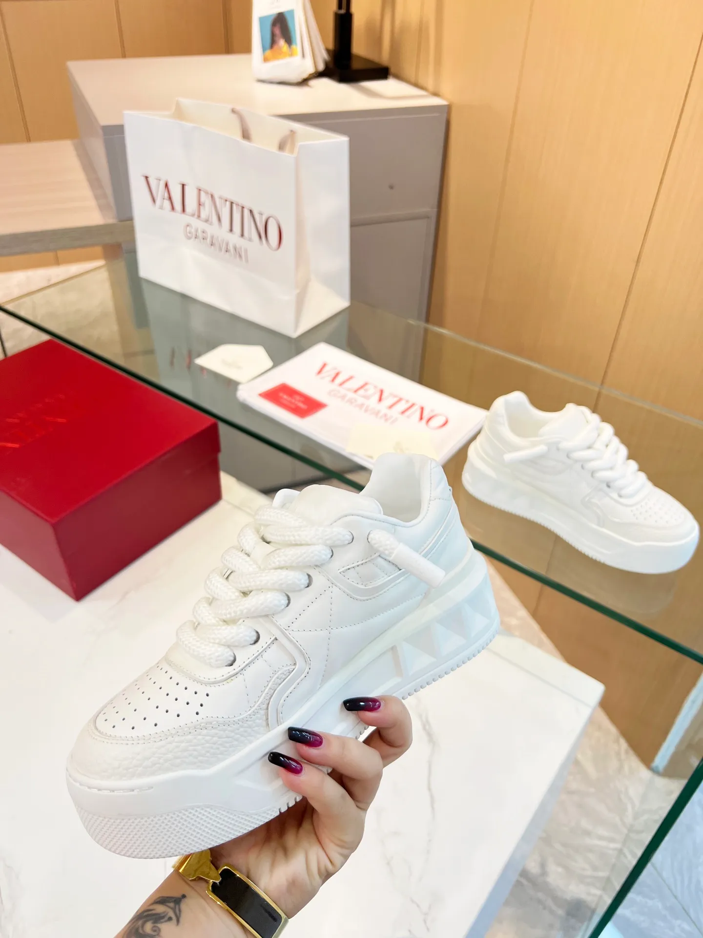 👟👟Ex-factory price 640👟👟 𝑽𝒂𝒍𝒆𝒏𝒕𝒊𝒏𝒐Valentino 𝑶𝒏𝒆𝑺𝒕𝒖𝒅 Couple sneaker series Valentino 2023 new couple sneakers are on sale. The original Z👟👟 was purchased and dismantled at the ex-factory price. Repeated pattern making and modifications. We strive to restore it one to one! Top luxury masterpiece. Signature rivet design. Soft and comfortable genuine sheepskin brings excellent and elegant texture and excellent on-foot comfort. Top purchasing version upper: imported calfskin surface/original oil edge craftsmanship. Lining: water-dyed cowhide lining. Outsole: original development 𝐓𝐏𝐔 two-color combination outsole. Packaging: original configuration complete package. Code number: 34-𝟒𝟓